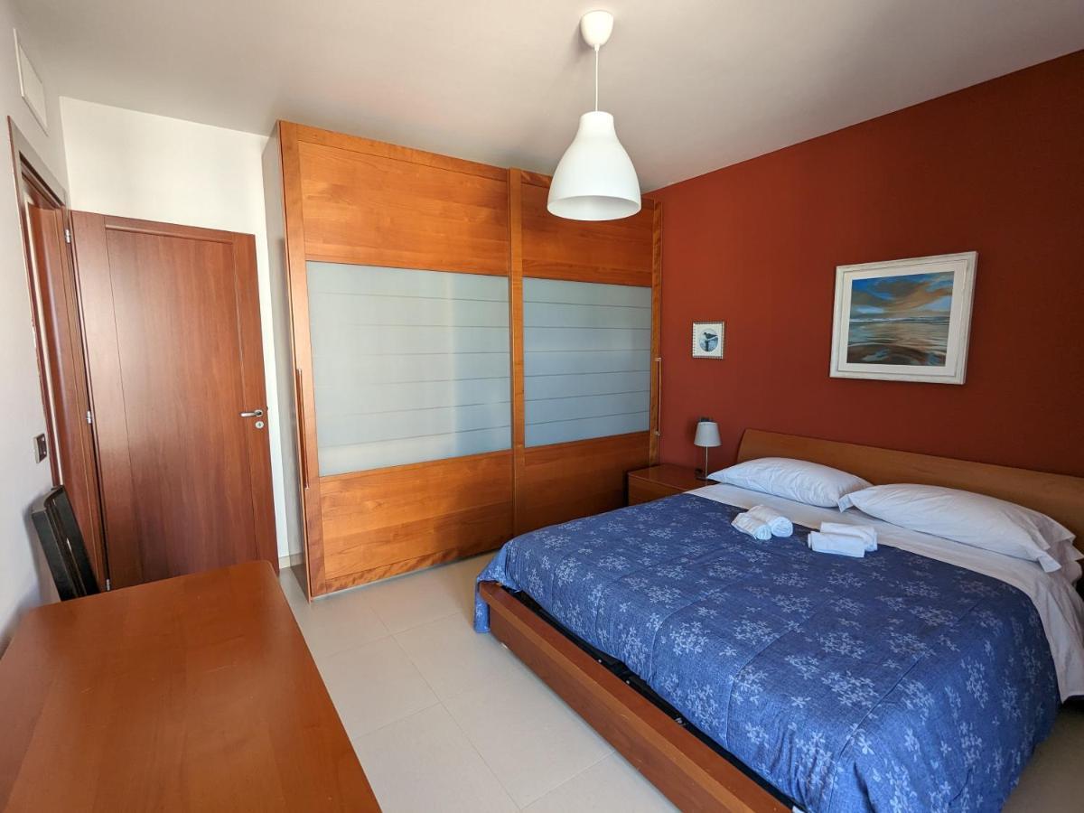 La Casa Dei Due Mari - Large Apartment With Parking Taranto Exteriör bild