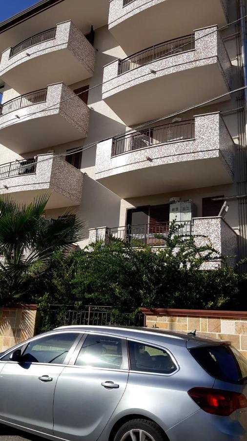 La Casa Dei Due Mari - Large Apartment With Parking Taranto Exteriör bild