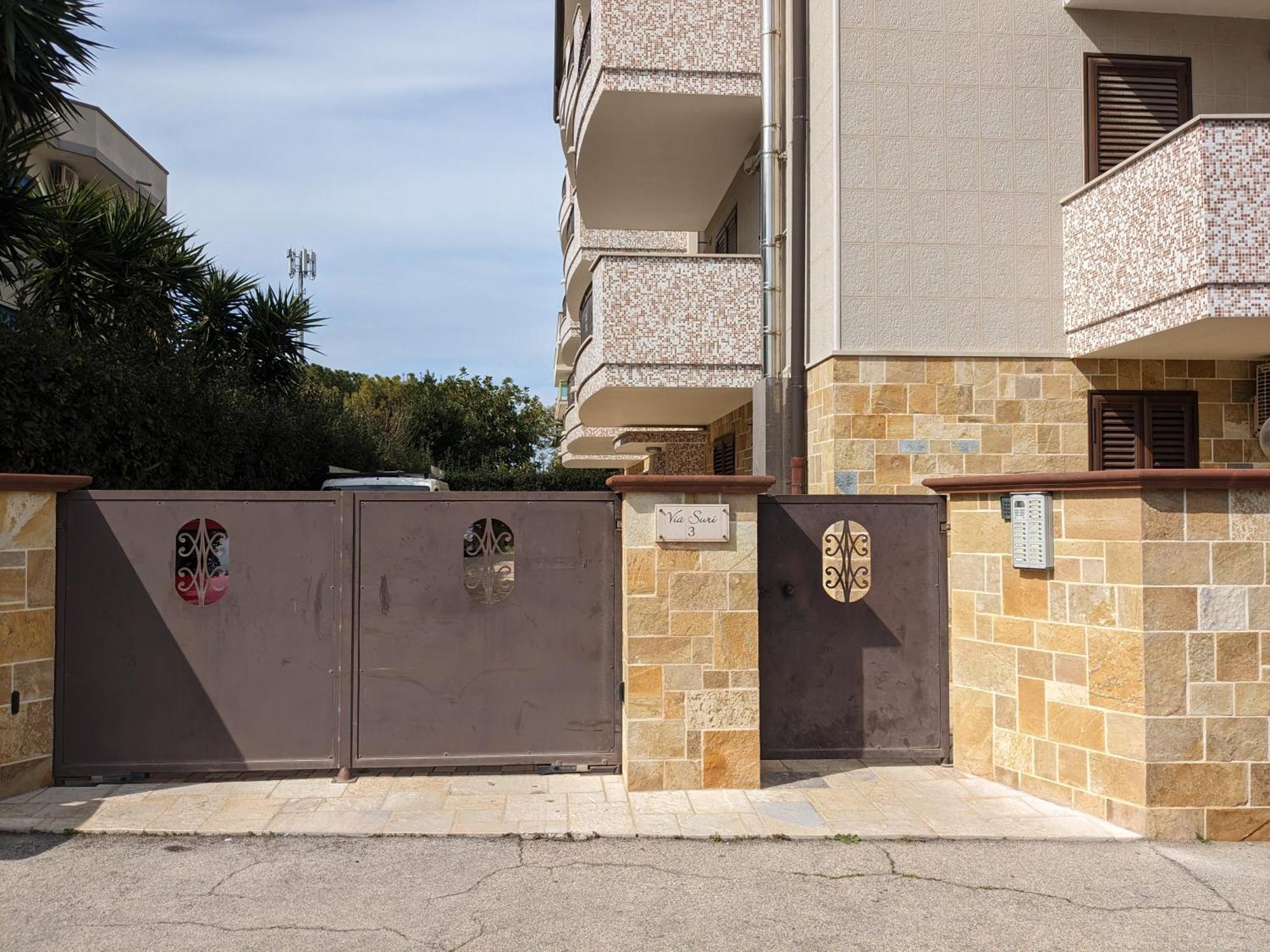 La Casa Dei Due Mari - Large Apartment With Parking Taranto Exteriör bild
